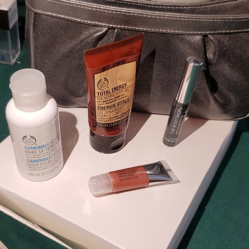 New Body Shop Bag with 4 Items
